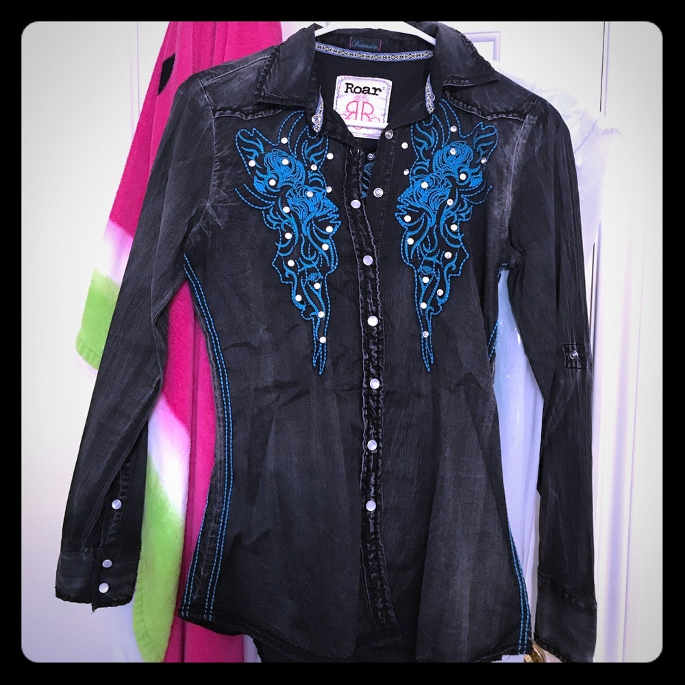 Women’s Roar button up shirt
